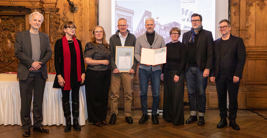   wir bekommen die Urkunde zum Bremer Wohnungsbaupreis 2025 im Bremer Rathaus